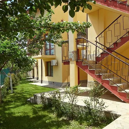 ホテル Family Yalta влас 3*